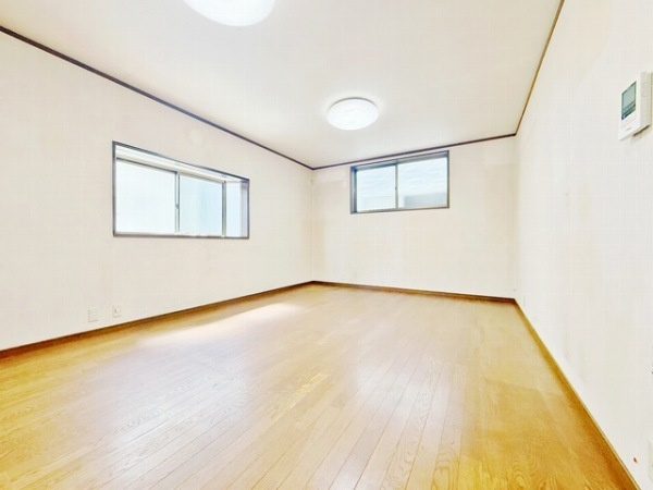 尼崎市大島１丁目　中古戸建の居間・リビング|ゆったり過ごせるリビングです