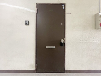 【その他共用部分】 | 皆様をお迎えする、お部屋の玄関ドア。開けやすさや開放角度、ドアノブの操作しやすさや鍵の形状などを、現地で一度ご確認ください。～即日のご見学可能～　お問合せはお気軽にどうぞ。