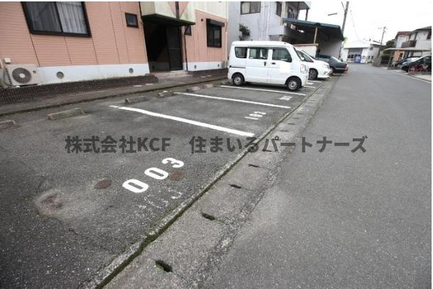 フリーデン山川の駐車場
