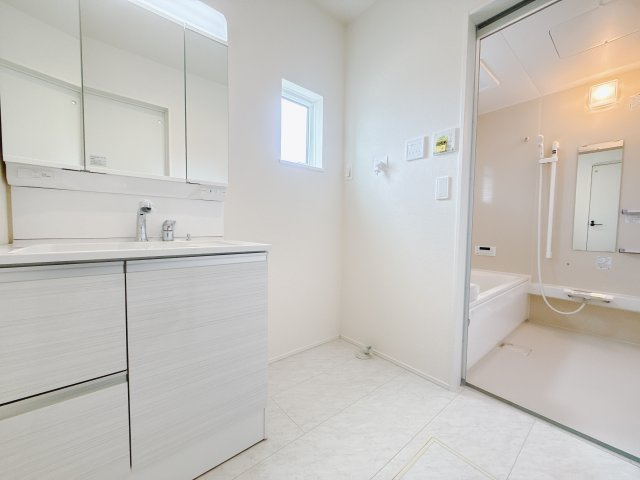 【新築戸建】玉村町板井23-1期の独立洗面台|■洗面室（1号棟）｜洗面台は便利な三面鏡タイプを採用。鏡の裏に整髪料などの小物類を収納できスッキリした空間を保つことができます♪