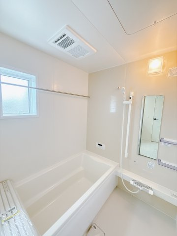 【新築戸建】玉村町板井23-1期の浴室|■浴室（1号棟）｜バスルームはお子様との入浴に便利で節水にもなるエコベンチ浴槽を採用しました。暖房乾燥機付きなので冬でも暖かくしてから入浴できます。