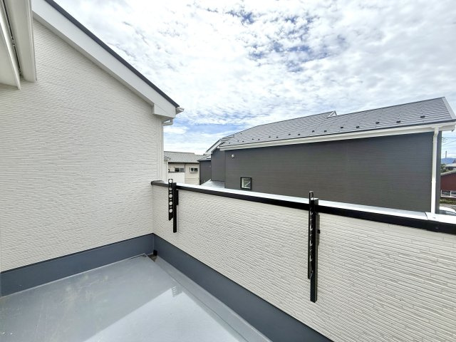 【新築戸建】玉村町板井23-1期のバルコニー|■バルコニー（1号棟）｜広さもあり、風通しも良いので、マットレスなどの寝具も干せそうです。