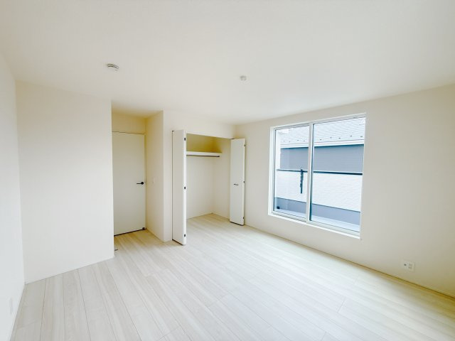 【新築戸建】玉村町板井23-1期の寝室|■主寝室（1号棟）｜木のぬくもりを感じるフローリング。天然木の味わいが、時とともに深みを増していきます。また、傷にも強く、フリーワックスでお手入れもラクラクです♪