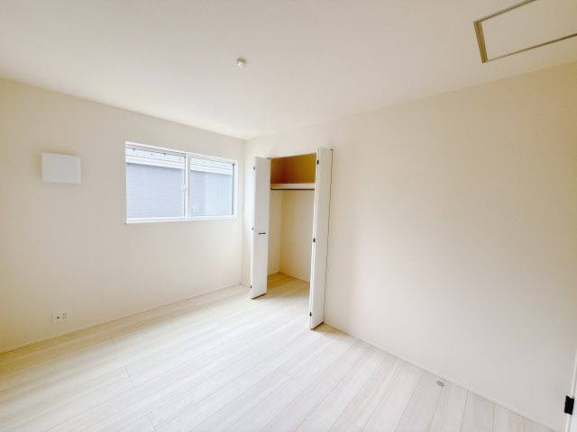【新築戸建】玉村町板井23-1期の洋室|■2階洋室（1号棟）｜クローゼットも付いているので、お子様が自然とお片付けできる環境に。