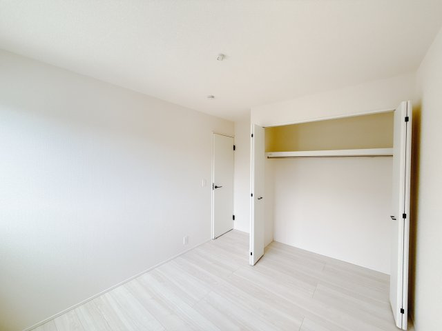 【新築戸建】玉村町板井23-1期の洋室|■2階洋室（1号棟）｜どんな家具も合わせやすいデザイン！シンプルなつくりだからこそどんな色味・どんな素材の家具もしっくりマッチします♪