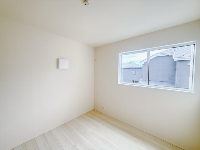 【新築戸建】玉村町板井23-1期の洋室|■2階洋室（1号棟）｜2面採光で明るい1階の洋室。全部屋フローリングなので、お掃除がしやすいです♪大きな収納もあって嬉しい！
