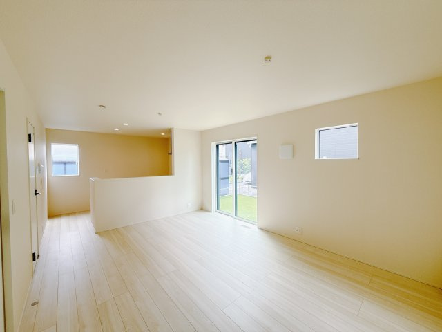 【新築戸建】玉村町板井23-1期の居間・リビング|■リビング（1号棟）｜広々としたリビングはご家族が同じ空間にいながら自分の趣味などをゆったり楽しみながら過ごすことができます。