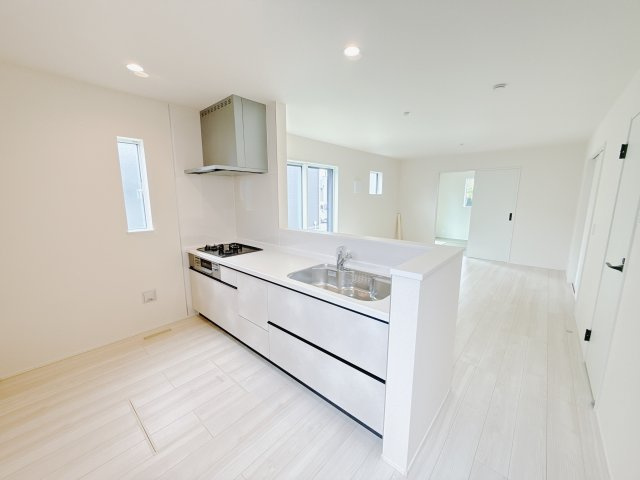 【新築戸建】玉村町板井23-1期の居間・リビング|■リビング（1号棟）｜ご家族ひとりひとりがお気に入りの過ごし方を楽しめる、開放感にあふれた空間です♪