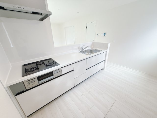 【新築戸建】玉村町板井23-1期のキッチン|■キッチン（1号棟）｜キッチンワークトップの幅が広く、お子さまといっしょにお料理をつくったり、ちょっとしたパーティーも楽しめます。フラットなのでお掃除がしやすいのもポイントです。
