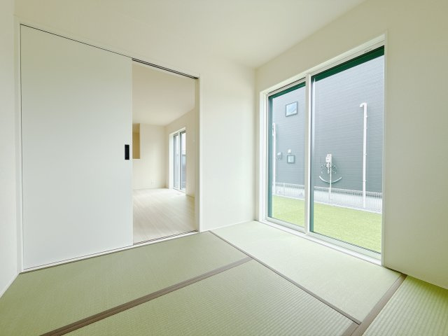 【新築戸建】玉村町板井23-1期の和室|■1階和室（1号棟）｜和室は、リビングと続き間となっております。普段は子供たちの遊ぶ場やお昼寝として。パパの趣味のお部屋にもできます。