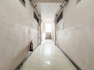【その他共用部分】 | 共用廊下です。ここもきれいに清掃されています。周囲のお部屋の様子も、ぜひ伺ってみてください。～即日のご見学可能～　お問合せはお気軽にどうぞ。