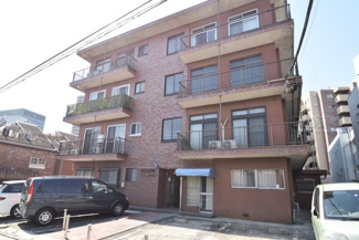 【外観】 | 青空によく映える建物です。手入れの行き届いた外壁やマンション正面エントランスなど、綺麗な姿をぜひ一度、現地にてご覧ください。～即日のご見学可能～　お問合せはお気軽にどうぞ。
