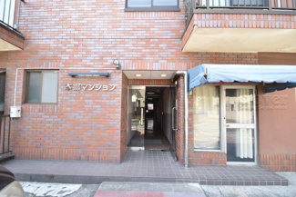 【エントランス】 | お客様を、そして住人を出迎えてくれるマンションのエントランス。ゴミが落ちていないことからも、管理状態の良さや住民の節度の高さが見て取れます。～即日のご見学可能～　お問合せはお気軽にどうぞ。
