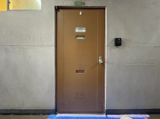 【その他共用部分】 | 皆様をお迎えする、お部屋の玄関ドア。開けやすさや開放角度、ドアノブの操作しやすさや鍵の形状などを、現地で一度ご確認ください。～即日のご見学可能～　お問合せはお気軽にどうぞ。