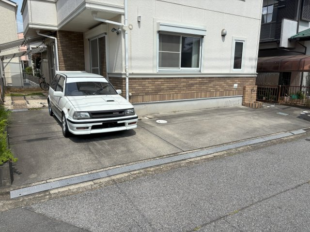 野田市日の出町　平成15年築　中古住宅の駐車場