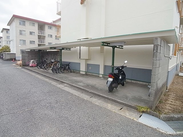 すずらん台コートのその他共用部分|バイクも置ける駐輪スペース