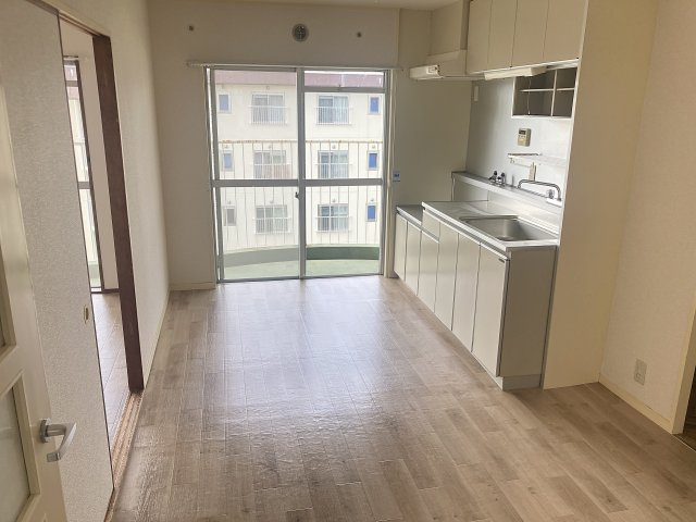 すずらん台コートの居間・リビング|日当たり、風通しも良好な綺麗なダイニング