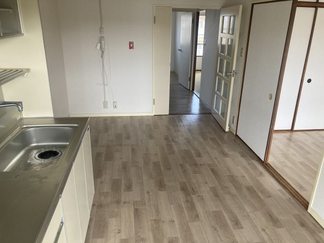 すずらん台コートの居間・リビング|開放感の有る広々したダイニングスペース