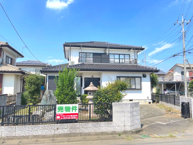 藤岡市藤岡　中古1580の外観|•	自然に溶け込む外観、穏やかな暮らしが始まる
•	堂々とした佇まいが、家族の安心を支える
•	車通り少なめの静かな環境で子育てに最適
