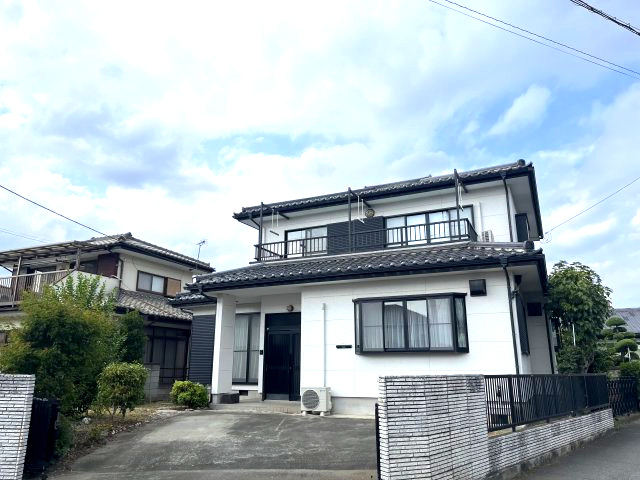 藤岡市藤岡　中古1580の外観|•	自然に溶け込む外観、穏やかな暮らしが始まる
•	堂々とした佇まいが、家族の安心を支える
•	車通り少なめの静かな環境で子育てに最適
