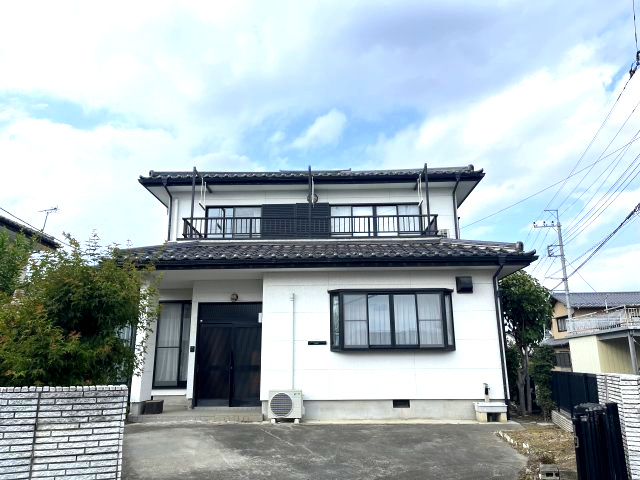 藤岡市藤岡　中古1580の外観|•	自然に溶け込む外観、穏やかな暮らしが始まる
•	堂々とした佇まいが、家族の安心を支える
•	車通り少なめの静かな環境で子育てに最適
