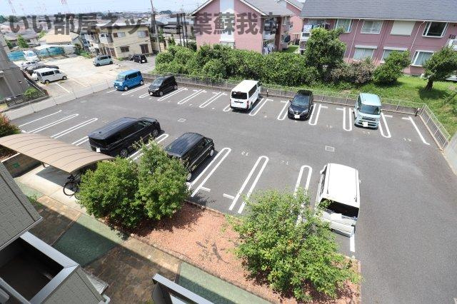 ファミーユの駐車場|駐車場があるので、車を買う予定の方も安心です