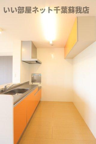 ファミーユのキッチン|コンパクトなキッチンで掃除もラクラク