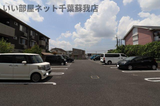 ファミーユの駐車場|駐車場があるので、車を買う予定の方も安心です