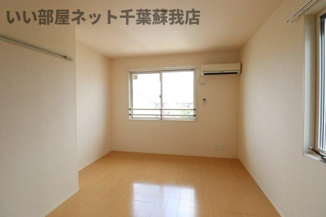 ファミーユの寝室|明るい洋室です