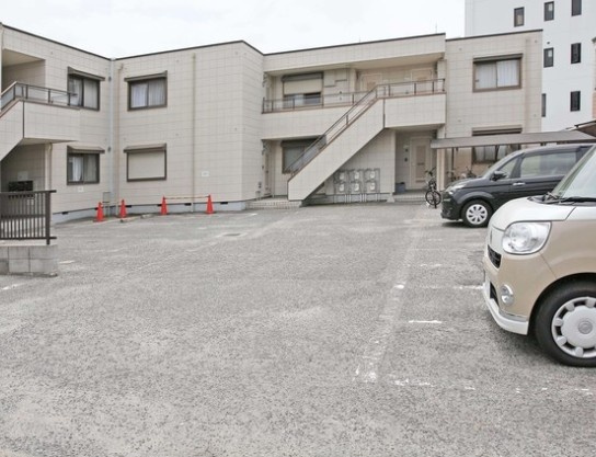 メゾンニシザの駐車場|カースペースがあります
