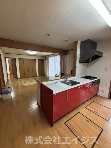八代市鷹辻町中古平屋戸建の居間・リビング|こちらのリビングで趣味の時間をお楽しみください