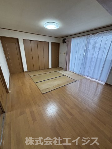 八代市鷹辻町中古平屋戸建の居間・リビング|ゆったりとしたリビングです