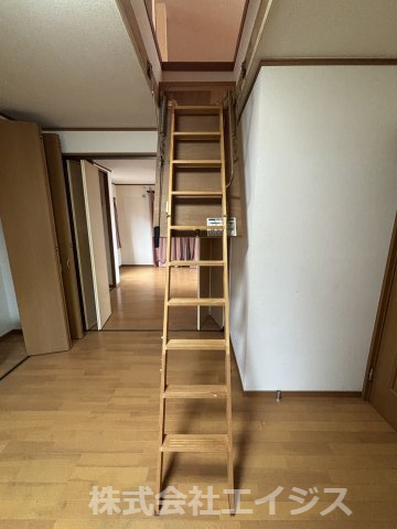八代市鷹辻町中古平屋戸建のその他|屋根裏部屋階段