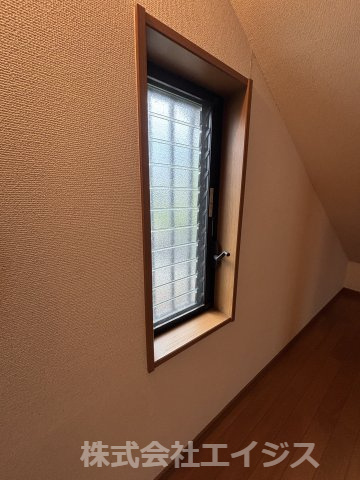 八代市鷹辻町中古平屋戸建のその他|屋根裏部屋には窓もあります。