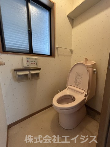 八代市鷹辻町中古平屋戸建のトイレ|ゆったりとした空間のトイレです