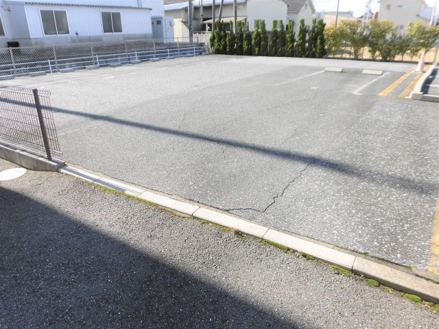 プラッサムコート万石Bの駐車場