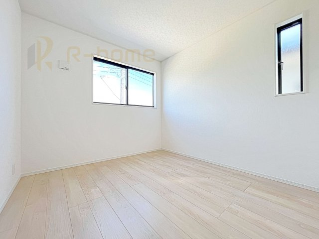 つくば市中別府第1　新築戸建て　1号棟の洋室|2面窓の風通しの良い洋室です♪差し込む暖かな陽当たりで、室内がくつろげる空間に早変わりです♪