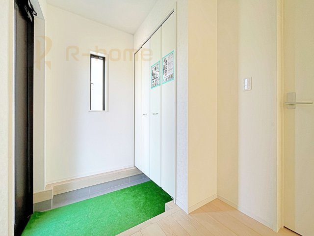 つくば市中別府第1　新築戸建て　1号棟の玄関|気持ちよくご家族やゲストを送迎できる穏やかな雰囲気の玄関♪大きな下駄箱で玄関廻りスッキリ♪