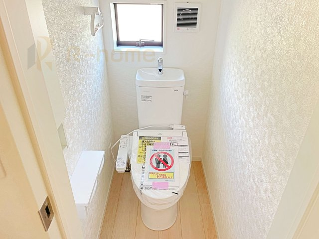 つくば市中別府第1　新築戸建て　1号棟のトイレ|温水洗浄便座付きのトイレ。
トイレが２ヵ所設置で朝の忙しい時間でも安心です。
