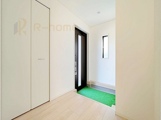 つくば市中別府第1　新築戸建て　1号棟の収納|掃除機などの収納に便利なホール収納！