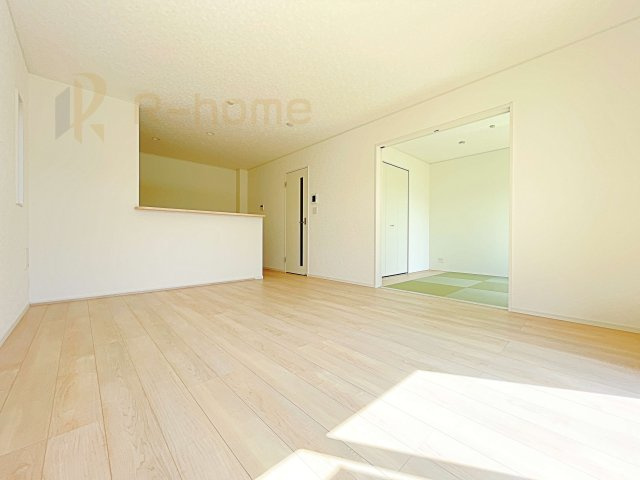 つくば市中別府第1　新築戸建て　1号棟の居間・リビング|広くて明るいＬＤＫ♪ ゆったりくつろげるリビングスペースで、ご家族皆様の笑顔が溢れます。