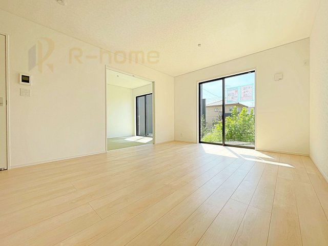 つくば市中別府第1　新築戸建て　1号棟の居間・リビング|リビングには開口部を可能な限り多く設けました。人が集まる場所なので開放感が必要な場所だと思います。