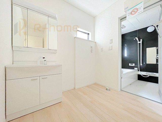 つくば市中別府第1　新築戸建て　1号棟の洗面所|清潔感溢れる洗面台は嬉しい三面鏡付き。洗剤や歯ブラシなどもすっきり収納できます♪