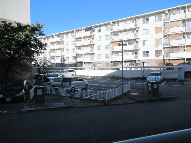 兵庫県公社　伊丹鴻池　９B号棟の駐車場|駐車場があります