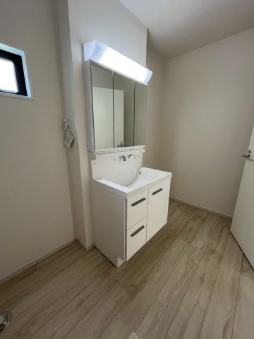 堺市東区北野田新築戸建て　2号棟の独立洗面台