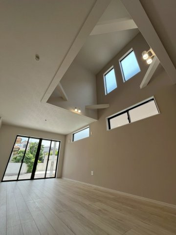 堺市東区北野田新築戸建て　2号棟の居間・リビング|約19.9帖の広々とした吹き抜けのあるLDKです