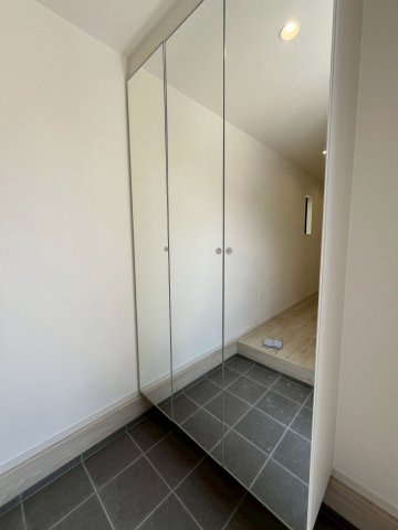 堺市東区北野田新築戸建て　2号棟の玄関|全身鏡になっている玄関収納