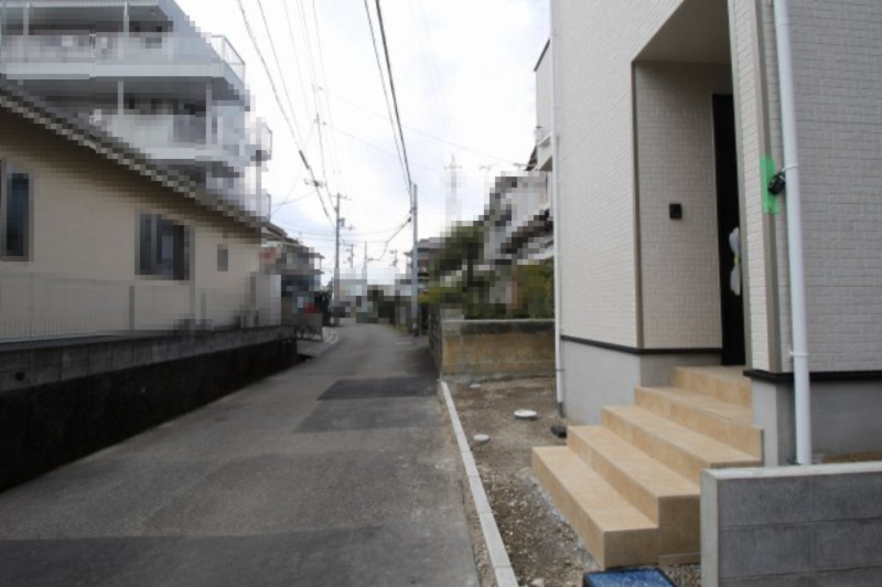 クレイドルガーデン　高知市薊野南町第1　1号棟の前面道路含む現地写真
