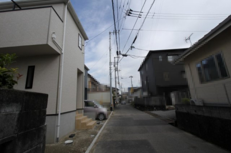 クレイドルガーデン　高知市薊野南町第1　1号棟の前面道路含む現地写真