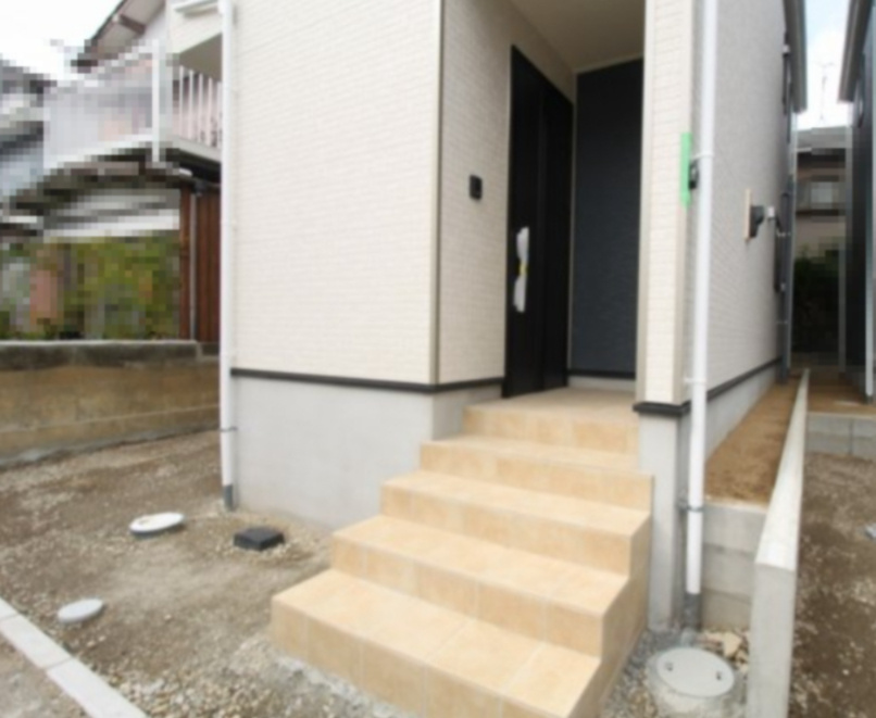 クレイドルガーデン　高知市薊野南町第1　1号棟の玄関